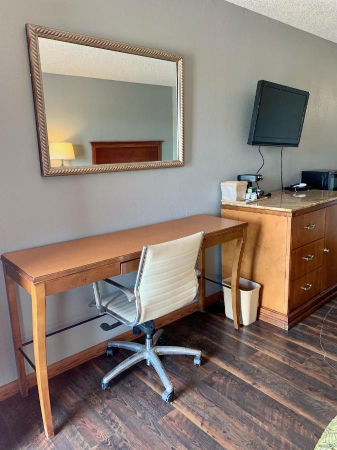 Hiway Inn Express Элк-Сити Экстерьер фото