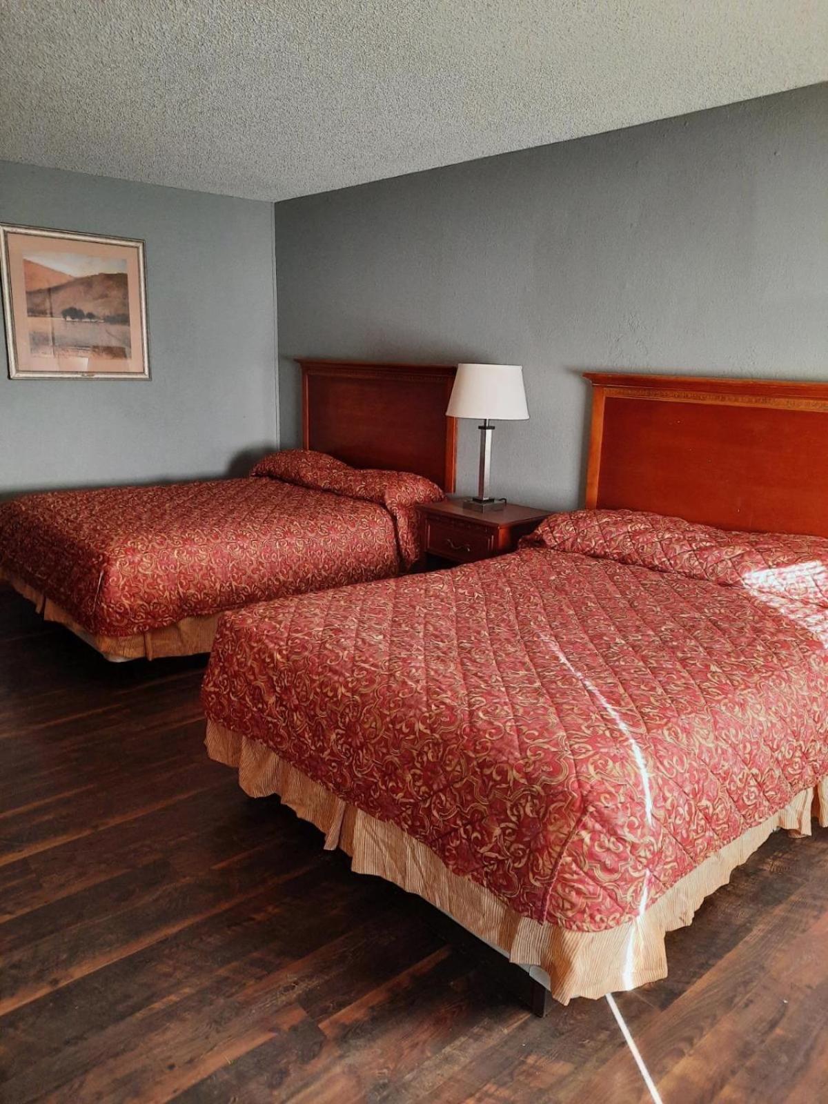 Hiway Inn Express Элк-Сити Экстерьер фото